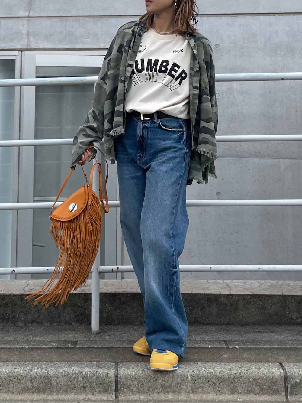 「ロゴT、Tシャツ、夏コーデ、低身長、低身長コーデ、スニーカーコーデ、カジュアル、Gildan、デニムコーデ、mivialoca、mi via loca、休日スタイル」｜「mi via locaのGILDAN ナンバーロゴ半袖Tシャツ 【PT NO. MVL027 ※2A】（Tシャツ/カットソー、ベージュ系）」を使った、cocoさん（レディース・154cm）の春コーディネートの5枚目の写真