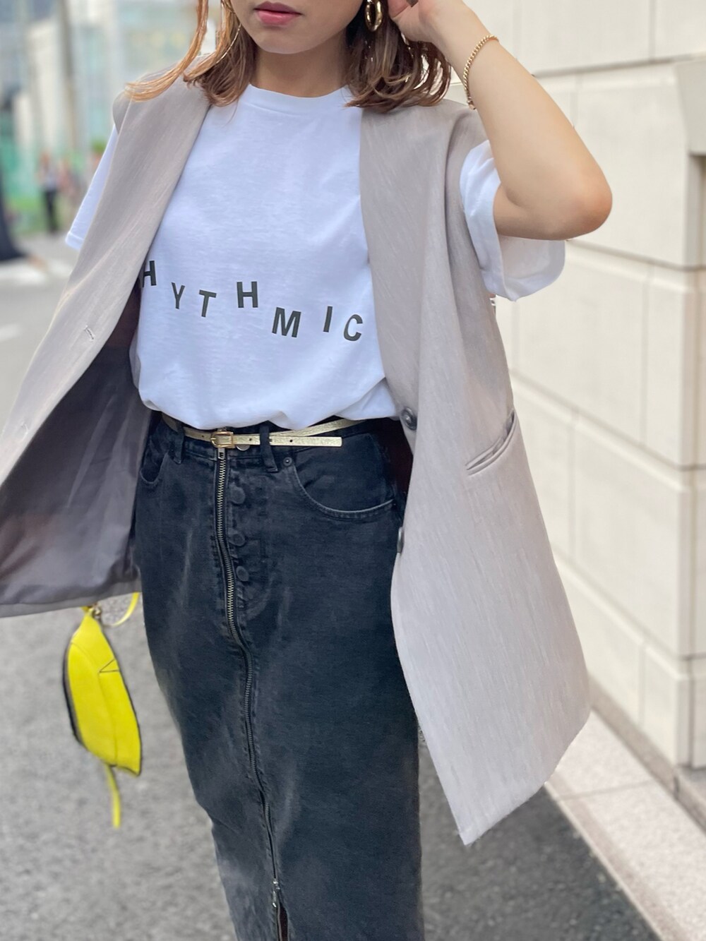 ホワイト系のTシャツ/カットソー、ホワイト系のTシャツ/カットソーを着用したレディースの秋コーディネートの3枚目の写真