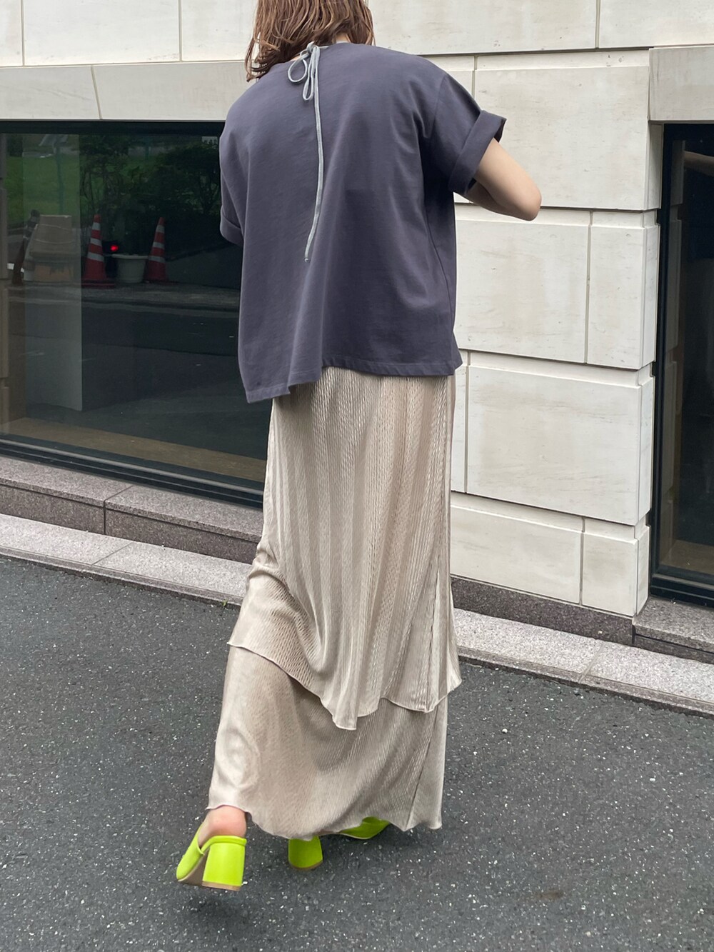 ブラック系のTシャツ/カットソー、ベージュ系のスカートを着用したレディースの夏コーディネートの4枚目の写真