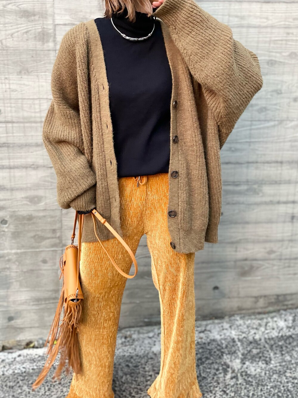 ブラウン系のカーディガン/ボレロ、イエロー系のその他パンツを着用したレディースの秋コーディネートの3枚目の写真