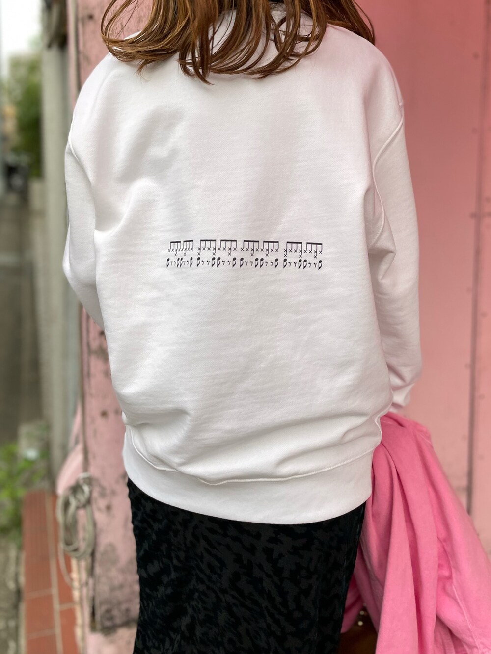 「秋コーデ、秋服まるっと大公開、スウェット、ロゴスウェット、カジュアル、休日スタイル、mi via loca、mivialoca、ロングスカート、ベロアスカート、レオパード」｜「mi via locaのUnited Athle リズミック コットン100裏毛 ロゴスウェット 【PT NO. MVL007】（スウェット、ホワイト系）」を使った、cocoさん（レディース・154cm）の秋コーディネートの3枚目の写真