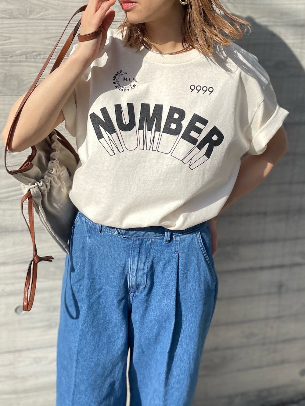 「春夏コーデ、ロゴT、大人カジュアル、シンプルコーデ、休日スタイル、デニムコーデ、mi via loca、mivialoca、夏コーデ、NIKE AIR MAX KOKO、ストリート、韓国ファッション」｜「mi via locaのGILDAN ナンバーロゴ半袖Tシャツ 【PT NO. MVL027 ※2A】（Tシャツ/カットソー、ベージュ系）」を使った、cocoさん（レディース・154cm）の春コーディネートの2枚目の写真