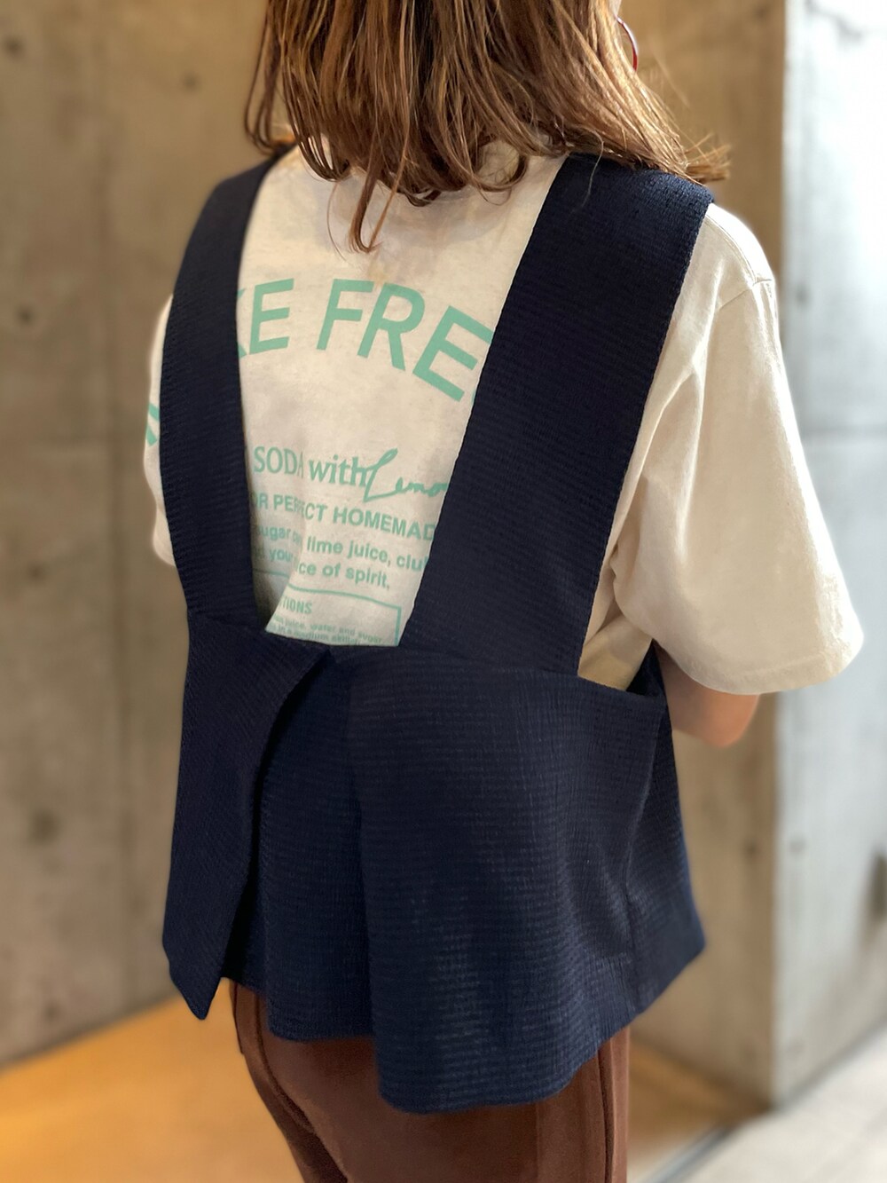 ブルー系のベスト、ベージュ系のTシャツ/カットソー、ブラウン系のその他パンツを着用したレディースの夏コーディネートの3枚目の写真