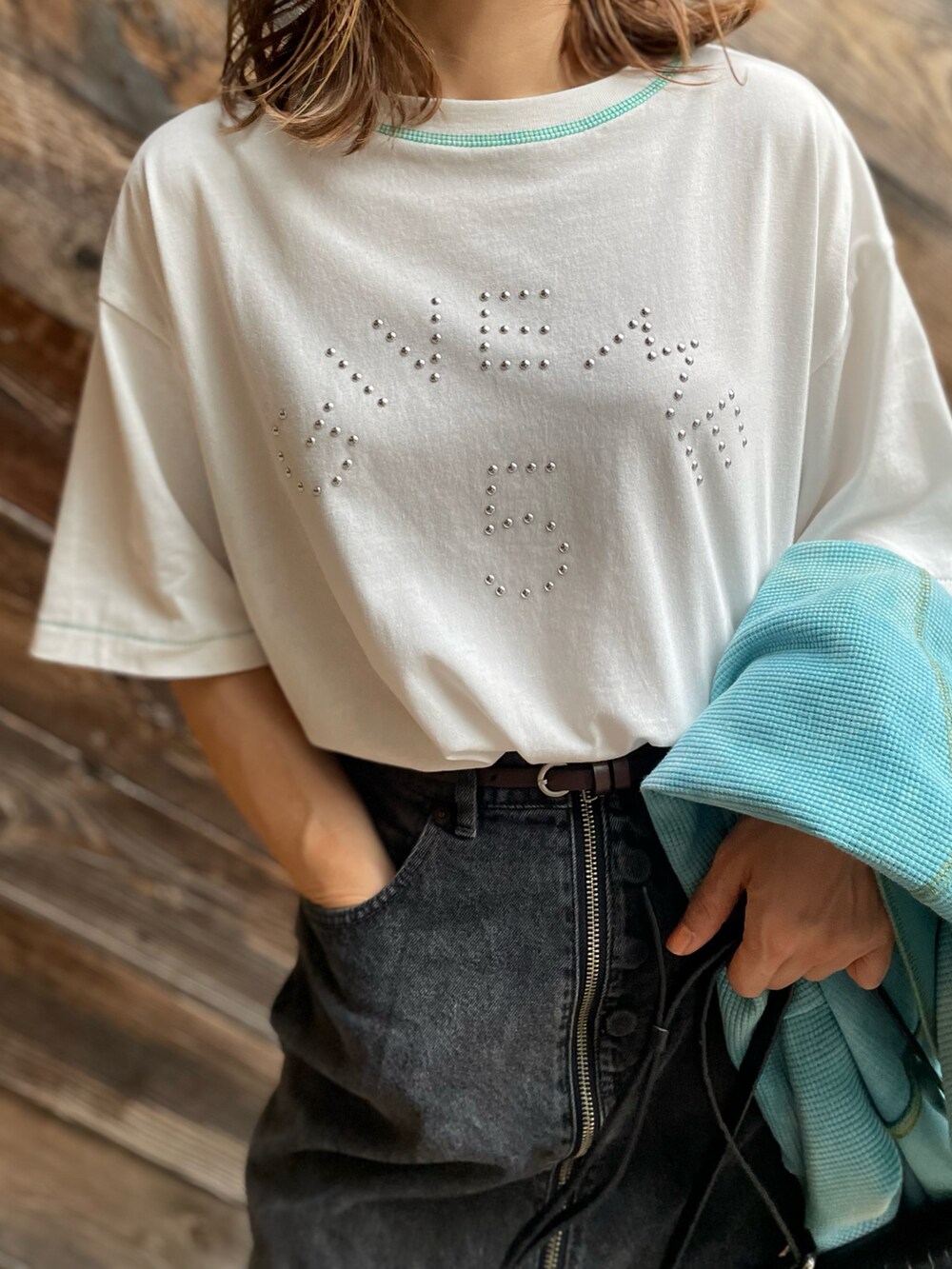 グリーン系のカーディガン/ボレロ、ホワイト系のTシャツ/カットソー、ブラック系のスニーカーを着用したレディースの夏コーディネートの4枚目の写真