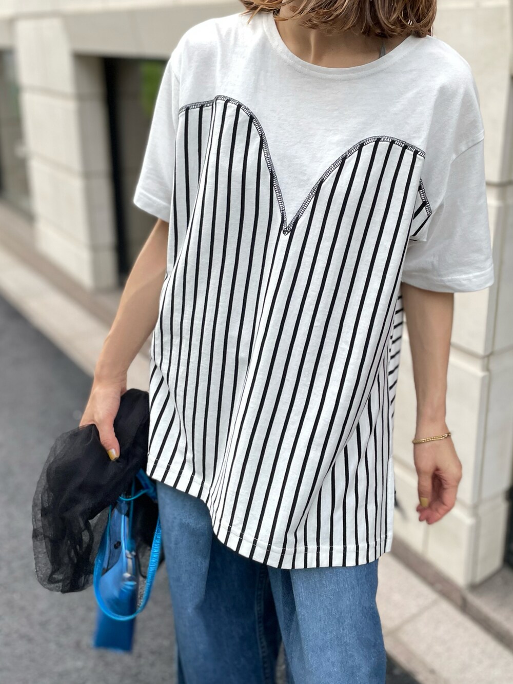 ホワイト系のTシャツ/カットソー、ブラック系のシャツ/ブラウスを着用したレディースの夏コーディネートの3枚目の写真