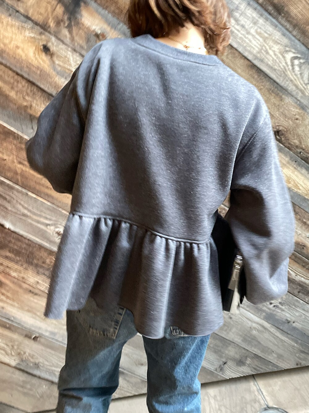「秋コーデ、冬コーデ、スウェット、ロゴスウェット、サガラ刺繍、カジュアル、休日スタイル、デニムコーデ、ぺプラム、ぺプラムトップス、ファッションを楽しもう、mi via loca、mivialoca、厚底シューズ、秋冬コーデ」｜「mi via locaのサガラ刺繍ロゴ ボリュームスリーブ ペプラムトップス（スウェット、グレー系）」を使った、cocoさん（レディース・154cm）の秋コーディネートの4枚目の写真