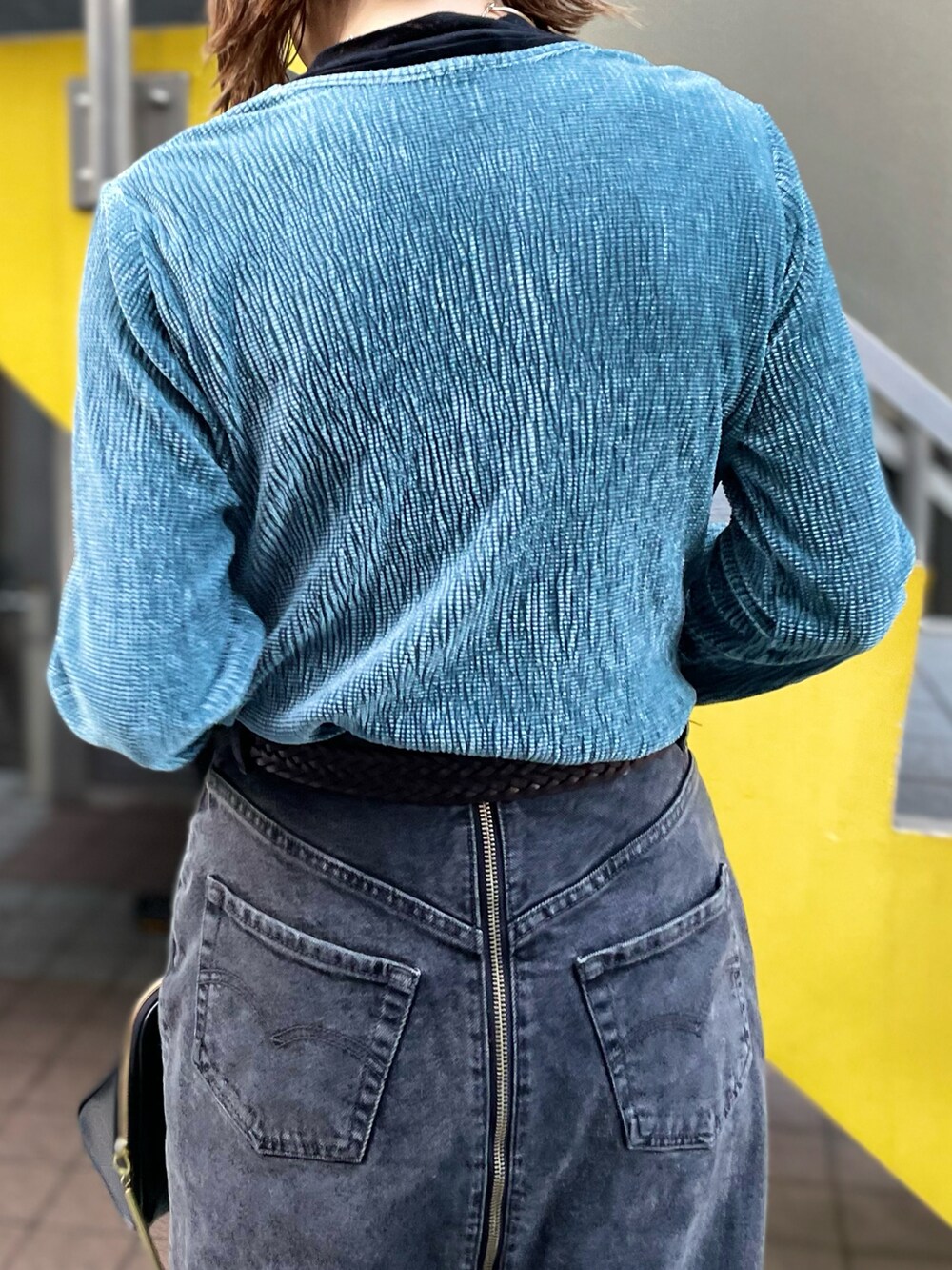 ブルー系のベスト、ブルー系のTシャツ/カットソーを着用したレディースの秋コーディネートの5枚目の写真