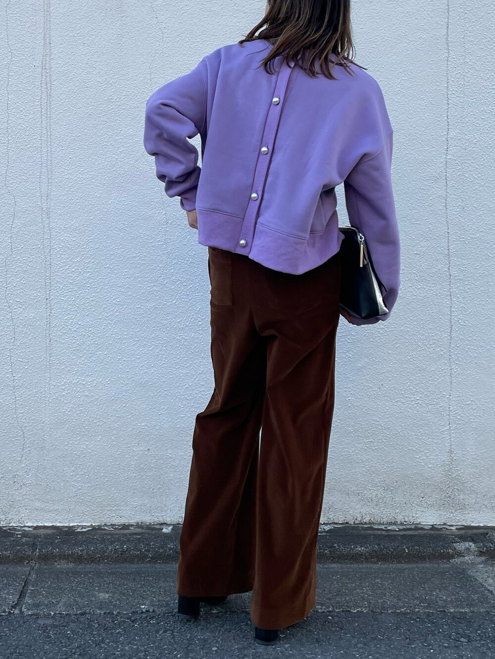 パープル系のスウェット、ブラウン系のその他パンツを着用したレディースの冬コーディネートの2枚目の写真