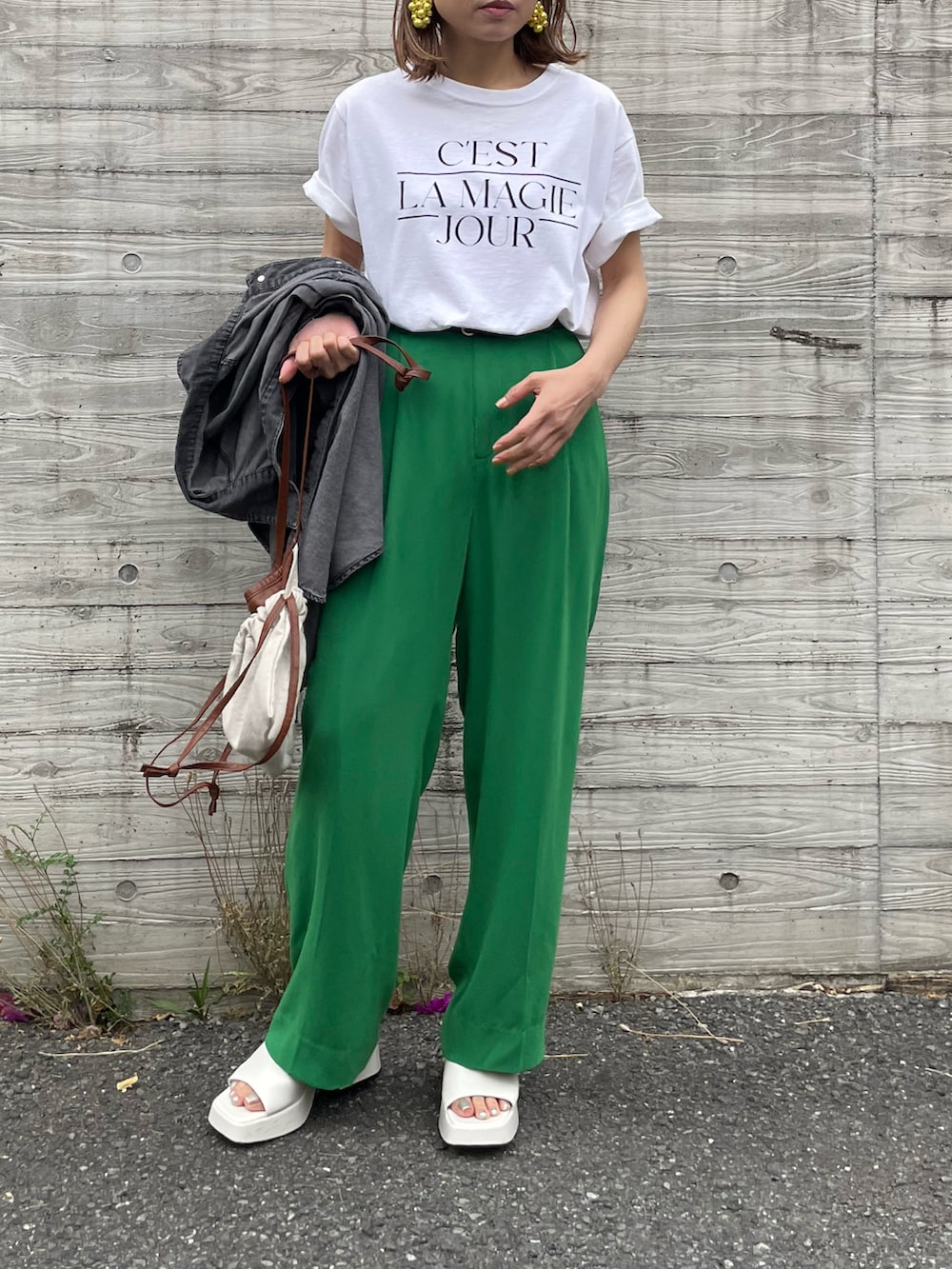 ホワイト系のTシャツ/カットソー、ブラック系のシャツ/ブラウスを着用したレディースの夏コーディネートの2枚目の写真