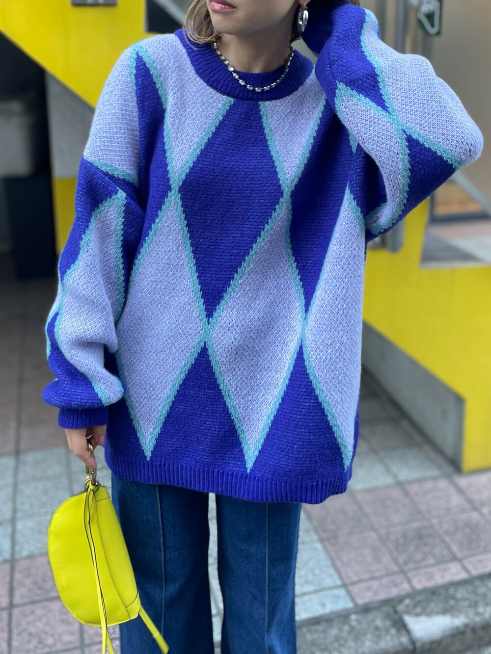 「プチプラ、カジュアルコーデ、カジュアル、ビッグシルエット、ニット、柄ニット、mivialoca、mi via loca、休日スタイル、デニムコーデ、春色、チェック、シンプルコーデ、冬コーデ」｜「mi via locaのダイヤライン柄ジャガードニット（ニット/セーター、パープル系）」を使った、cocoさん（レディース・154cm）の冬コーディネートの3枚目の写真