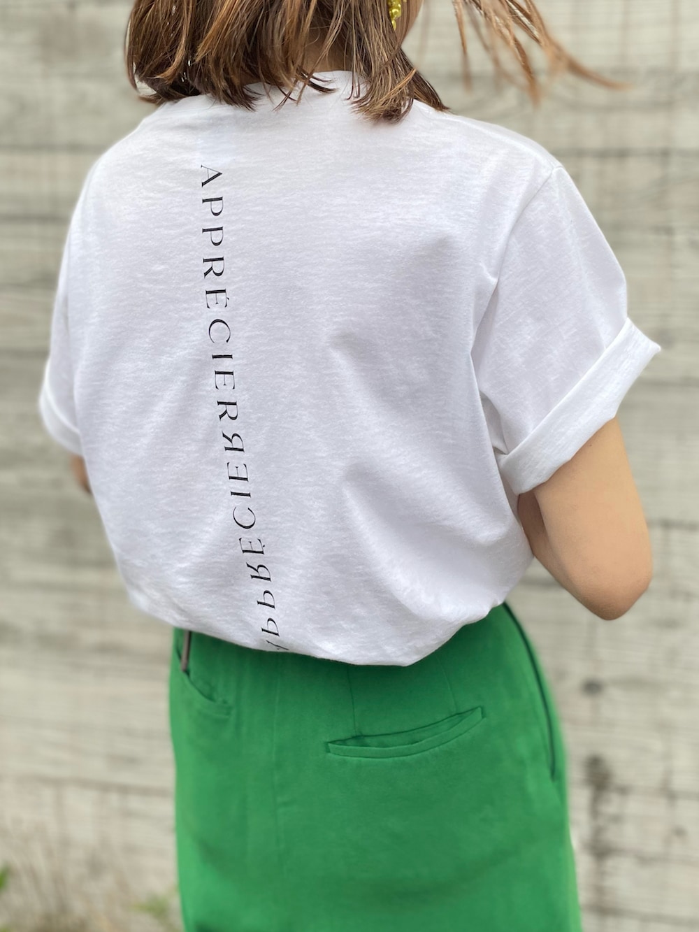 ホワイト系のTシャツ/カットソー、ブラック系のシャツ/ブラウスを着用したレディースの夏コーディネートの5枚目の写真