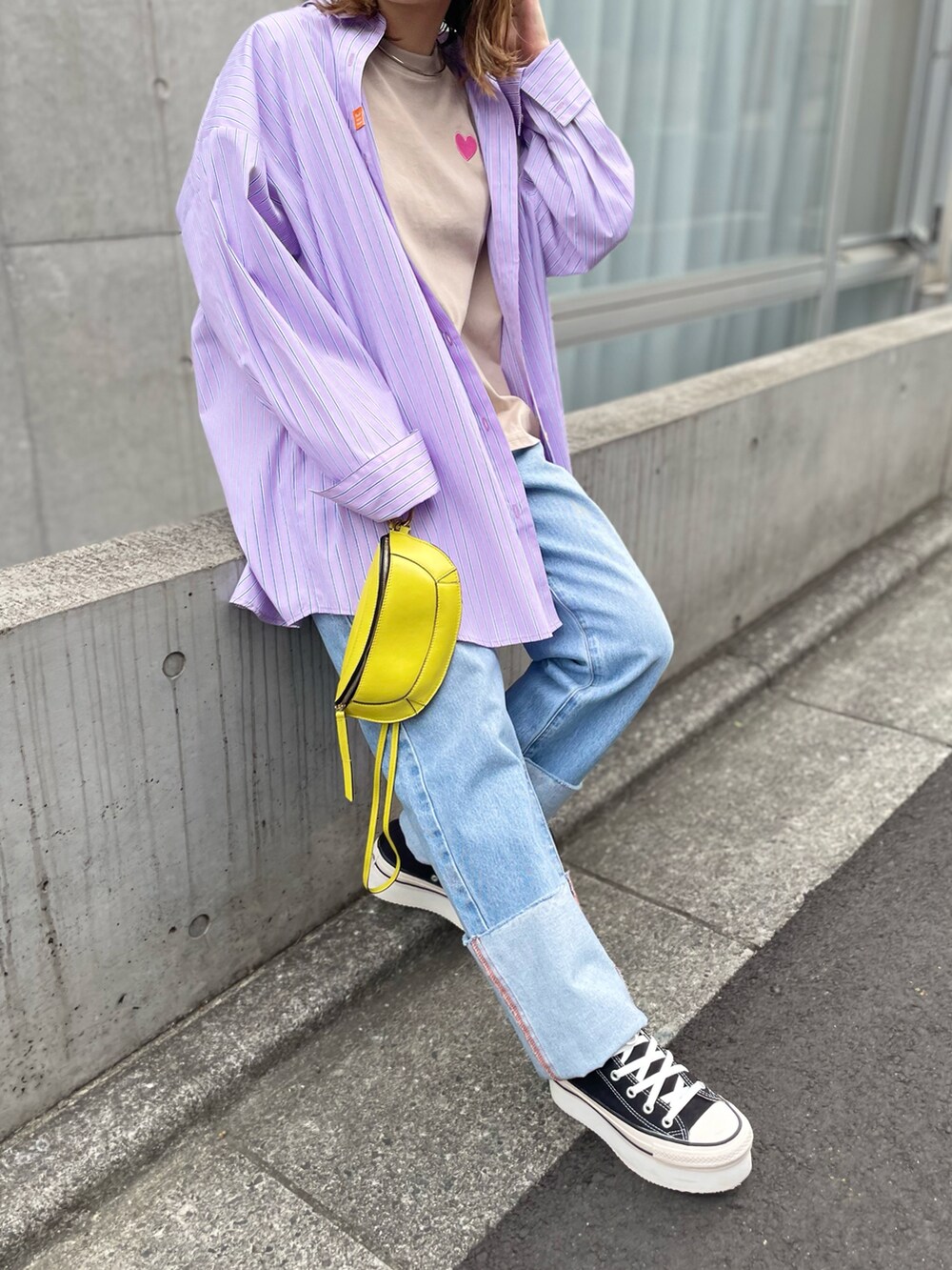 「大人カジュアル、休日スタイル、ストライプ、ビッグシルエット、シャツ、ハート、mi via loca、mivialoca、レイヤードスタイル、シャツスタイル、春色、ピンク」｜「mi via locaのストライプBIGシャツ（シャツ/ブラウス、ピンク系）」を使った、cocoさん（レディース・154cm）の春コーディネートの2枚目の写真