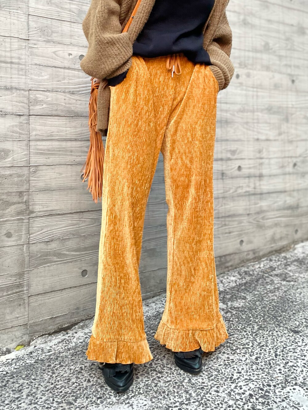 ブラウン系のカーディガン/ボレロ、イエロー系のその他パンツを着用したレディースの秋コーディネートの5枚目の写真