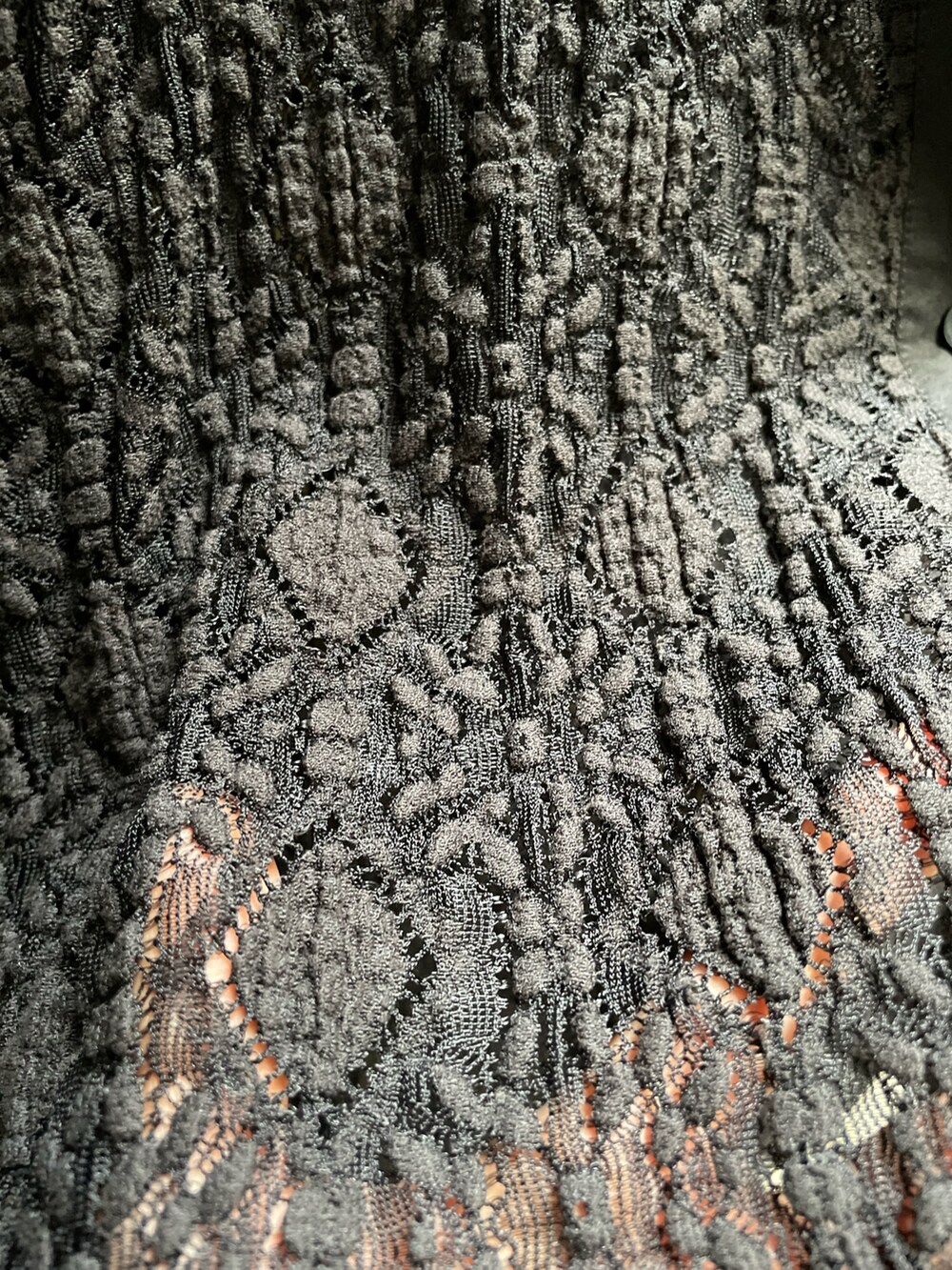 ブラック系のシャツ/ブラウス、ホワイト系のTシャツ/カットソーを着用したレディースの春コーディネートの5枚目の写真