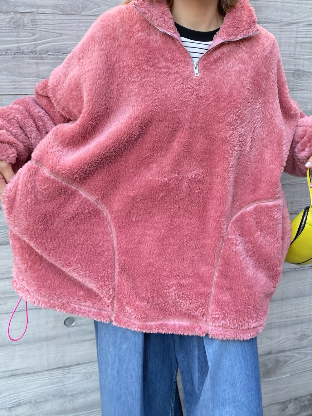 ピンク系のスウェット、ホワイト系のTシャツ/カットソーを着用したレディースの冬コーディネートの4枚目の写真