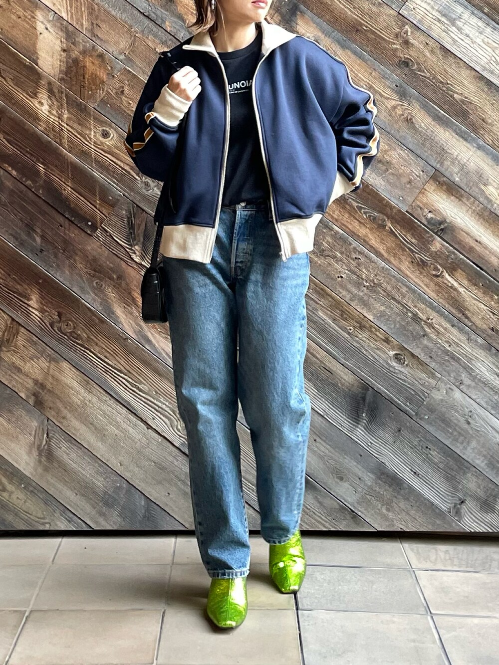 ブルー系のジャージを着用したレディースの冬コーディネートの2枚目の写真