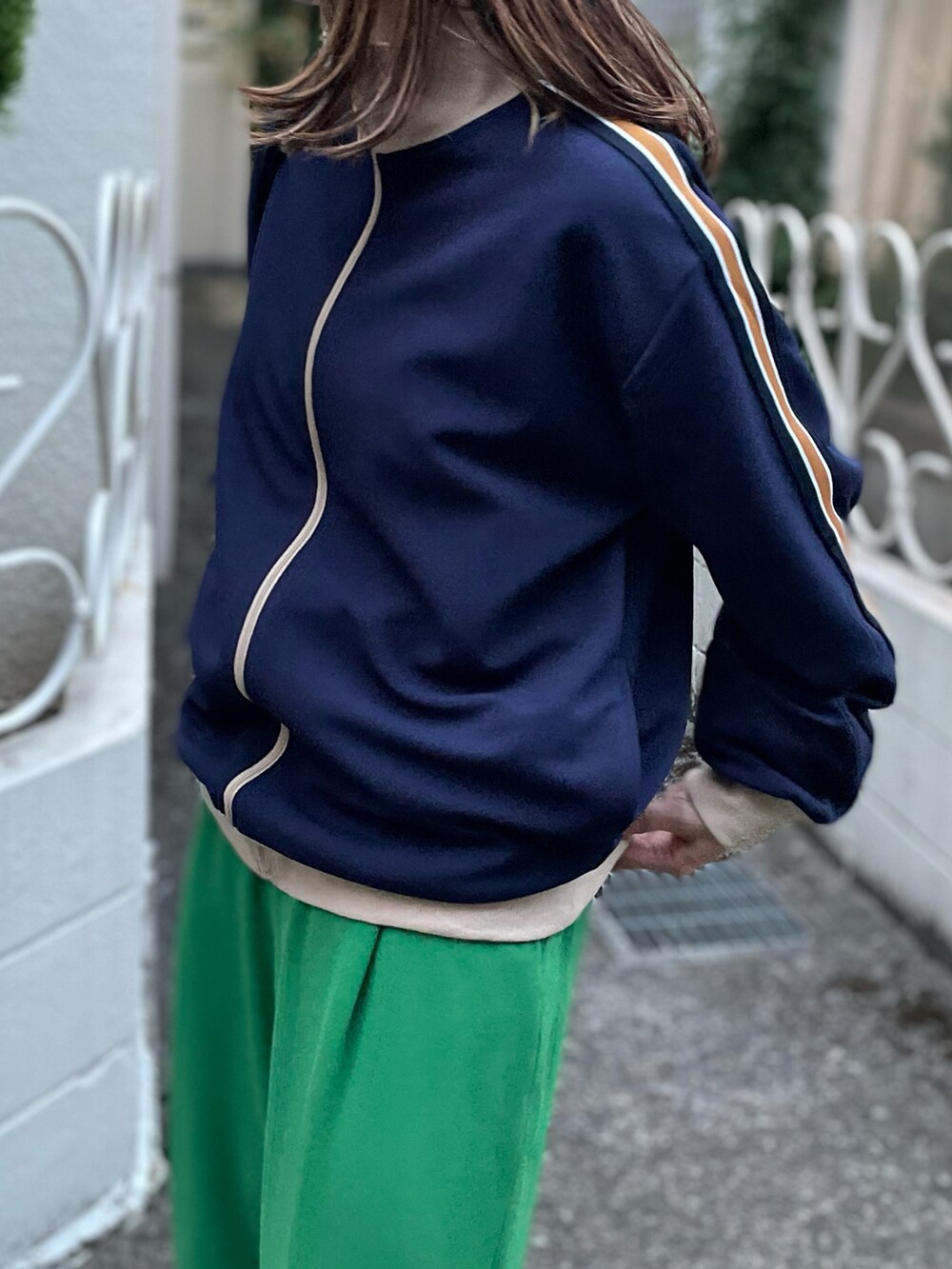 ブルー系のジャージ、ホワイト系のTシャツ/カットソーを着用したレディースの秋コーディネートの5枚目の写真