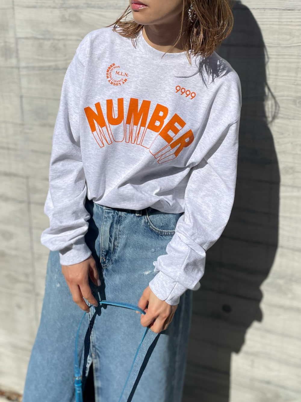 「春コーデ、春服、春服みてみて、ロンT、ロゴT、カジュアル、カジュアルコーデ、休日スタイル、Gildan、mivialoca、mi via loca、春色、大人カジュアル、ストリート」｜「mi via locaのGILDAN ナンバーロゴロンT 【PT NO. MVL027 ※2A】（Tシャツ/カットソー、ベージュ系）」を使った、cocoさん（レディース・154cm）の春コーディネートの2枚目の写真