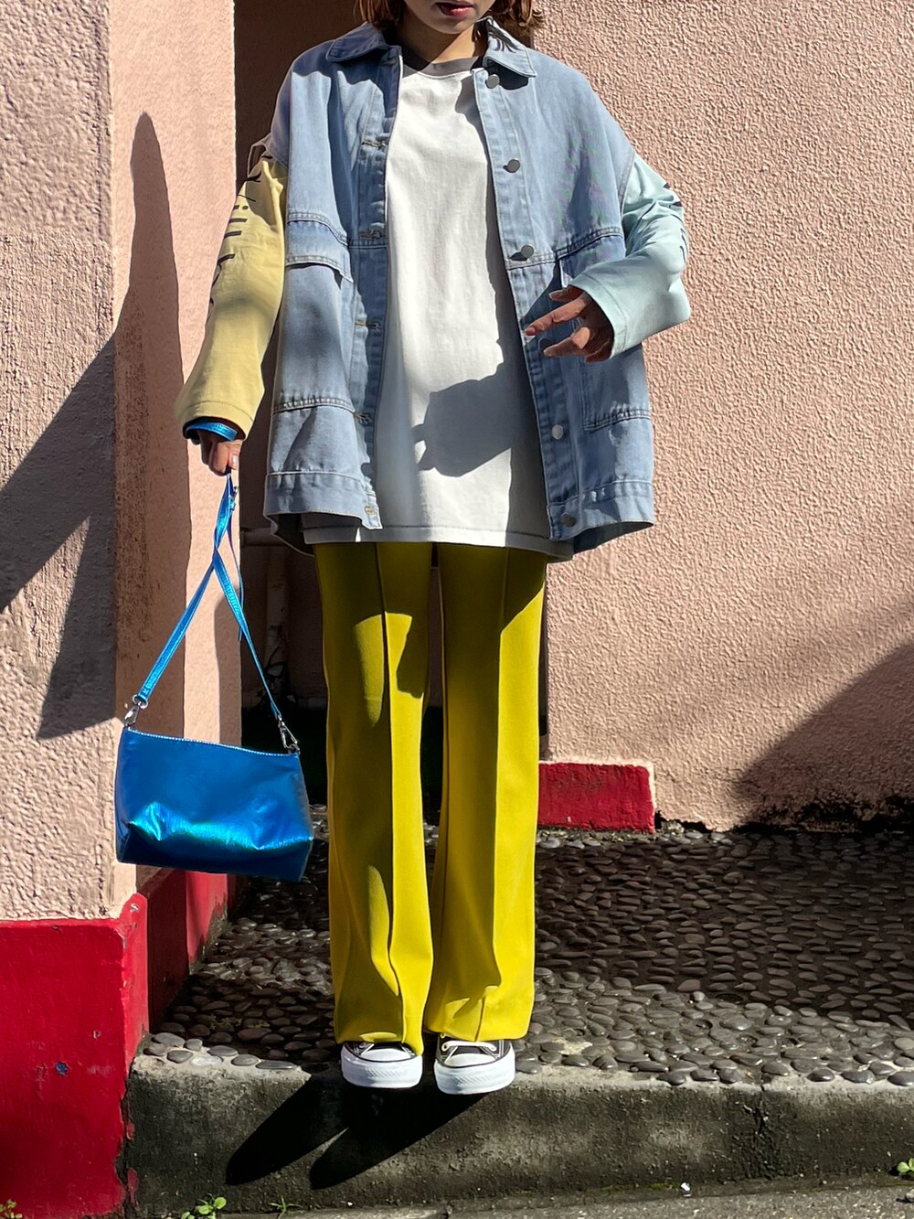 ホワイト系のTシャツ/カットソー、グリーン系のその他パンツ、ブルー系のベストを着用したレディースの春コーディネートの4枚目の写真