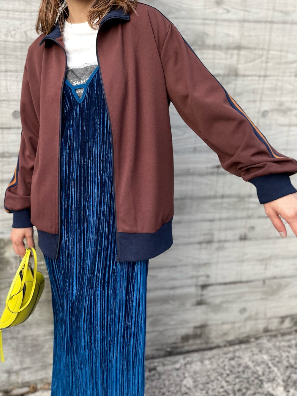 「秋コーデ、レイヤードスタイル、トラックジャケット、ワンピース、ベロア、キャミワンピ、休日スタイル、プリーツ、mi via loca、mivialoca、カジュアル、ブラウン、ロンT、スポーツミックス」｜「mi via locaのVintageライクライン ハイネックトラックジャケット（ジャージ、ブラウン系）」を使った、cocoさん（レディース・154cm）の秋コーディネートの4枚目の写真