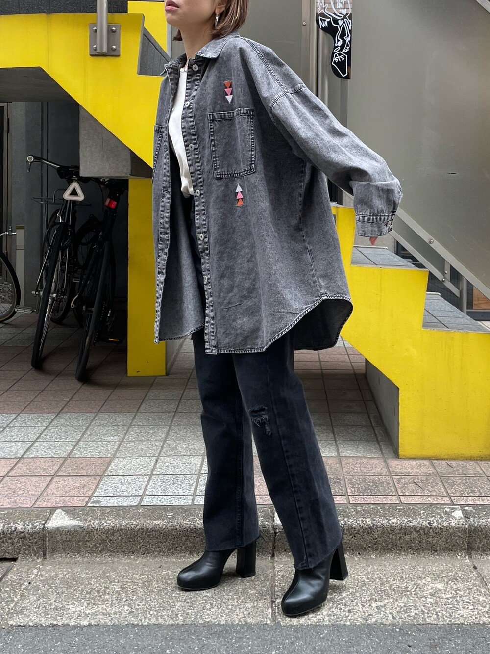 ブラック系のシャツ/ブラウスを着用したレディースの冬コーディネートの4枚目の写真