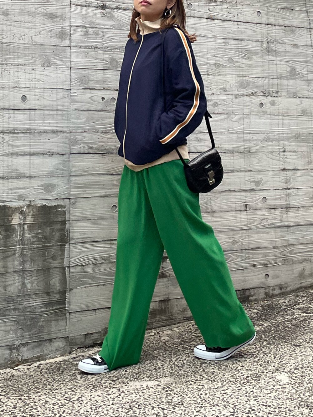 ブルー系のジャージ、ホワイト系のTシャツ/カットソーを着用したレディースの秋コーディネートの2枚目の写真