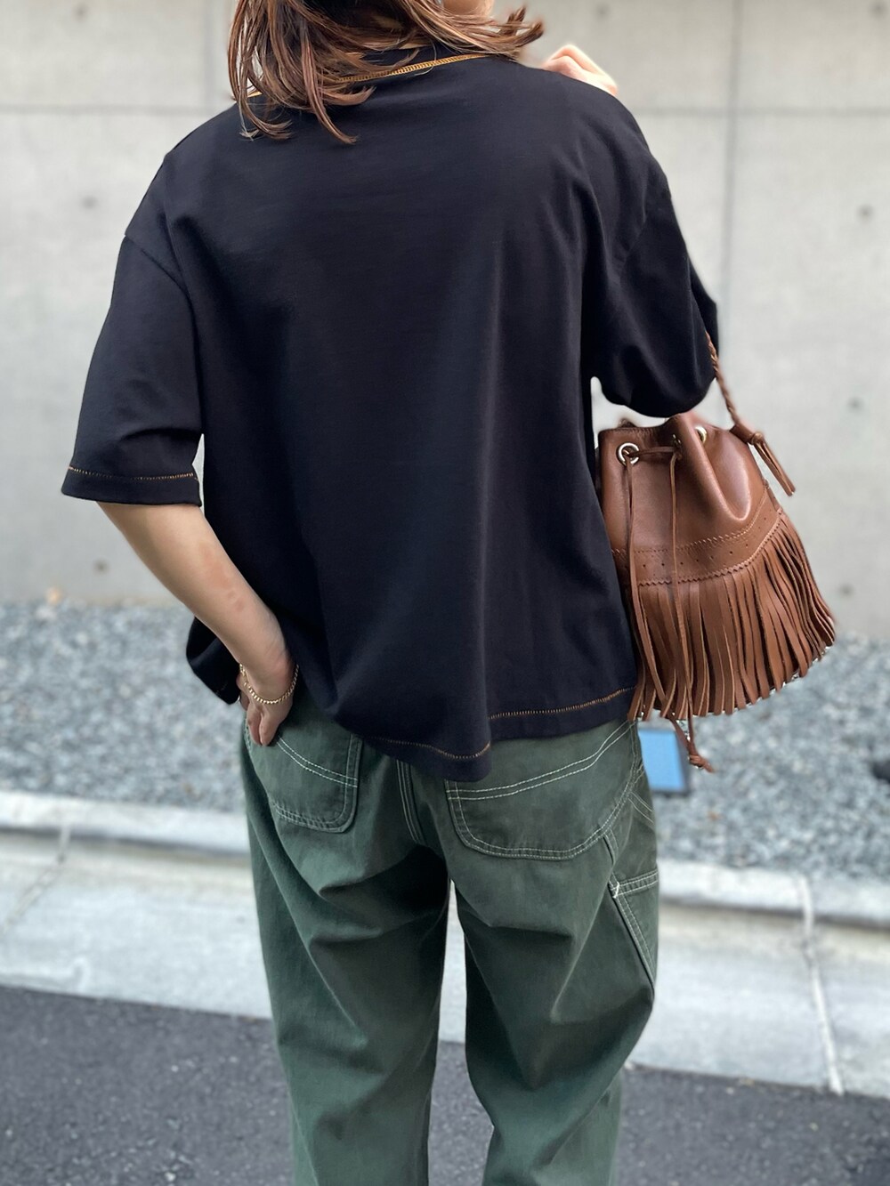 ブラック系のTシャツ/カットソーを着用したレディースの夏コーディネートの5枚目の写真