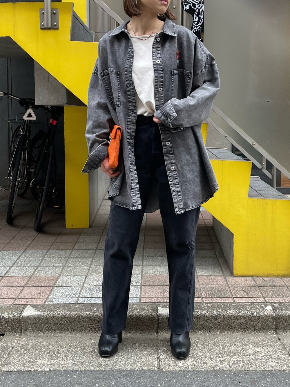 ブラック系のシャツ/ブラウスを着用したレディースの冬コーディネートの2枚目の写真