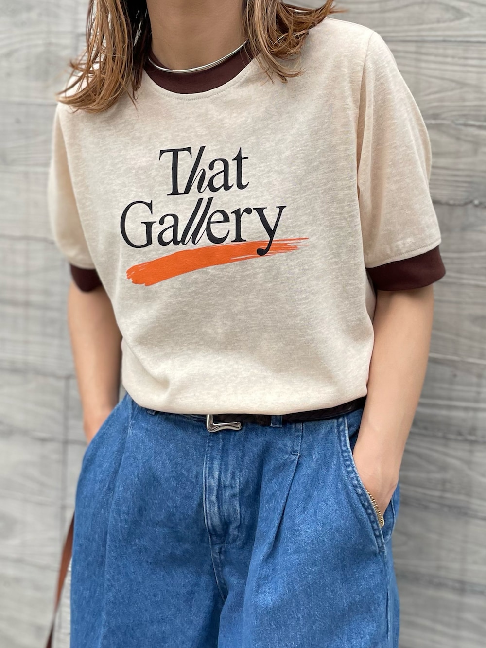 「夏コーデ、夏だ！Tシャツ着よう！、低身長コーデ、リンガーTシャツ、キャップ、カジュアル、休日スタイル、ロゴT、mivialoca、サンダル、厚底シューズ、スポーツミックス、韓国ファッション、デニムコーデ、Tシャツ」｜「mi via locaのリネンライクスラブ天竺 That Gallery ロゴ リンガーTシャツ（Tシャツ/カットソー、ベージュ系）」を使った、cocoさん（レディース・154cm）の夏コーディネートの3枚目の写真