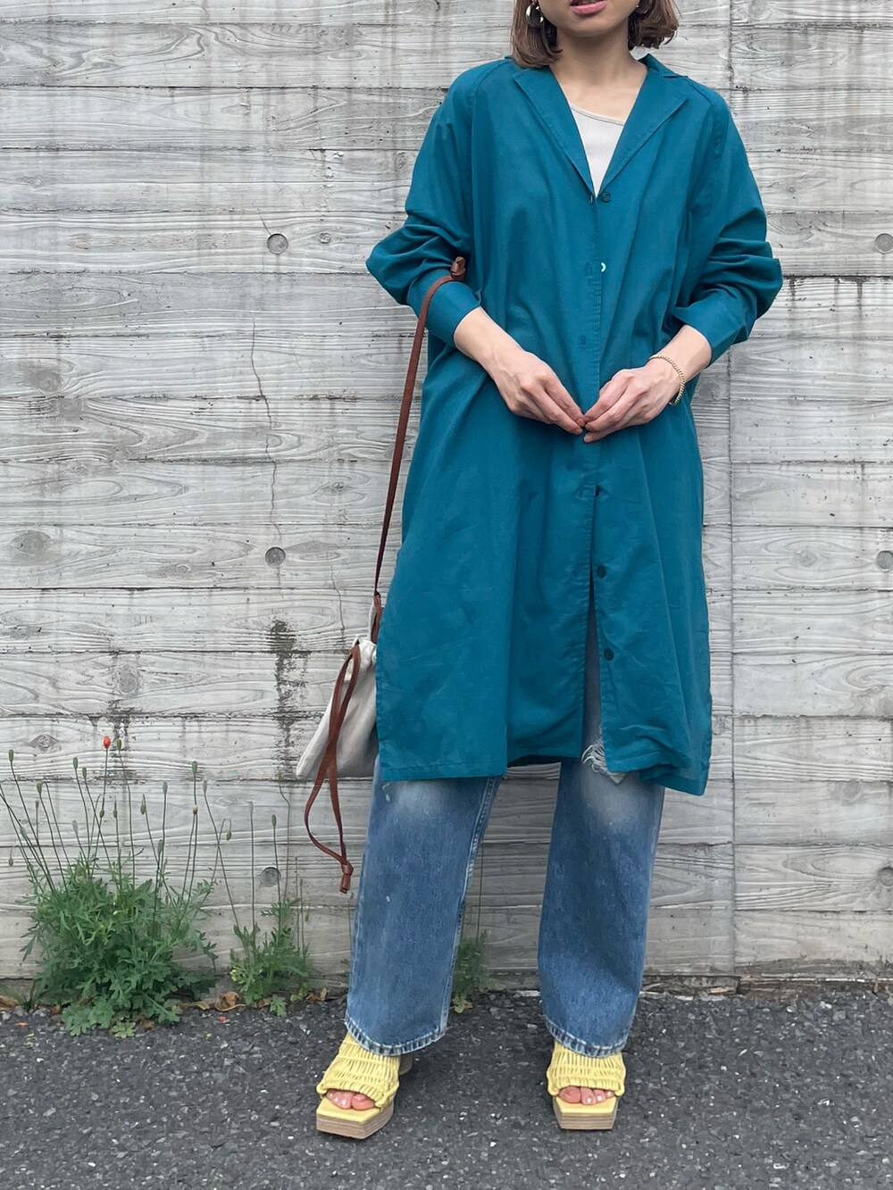 ブルー系のシャツ/ブラウスを着用したレディースの春コーディネートの5枚目の写真