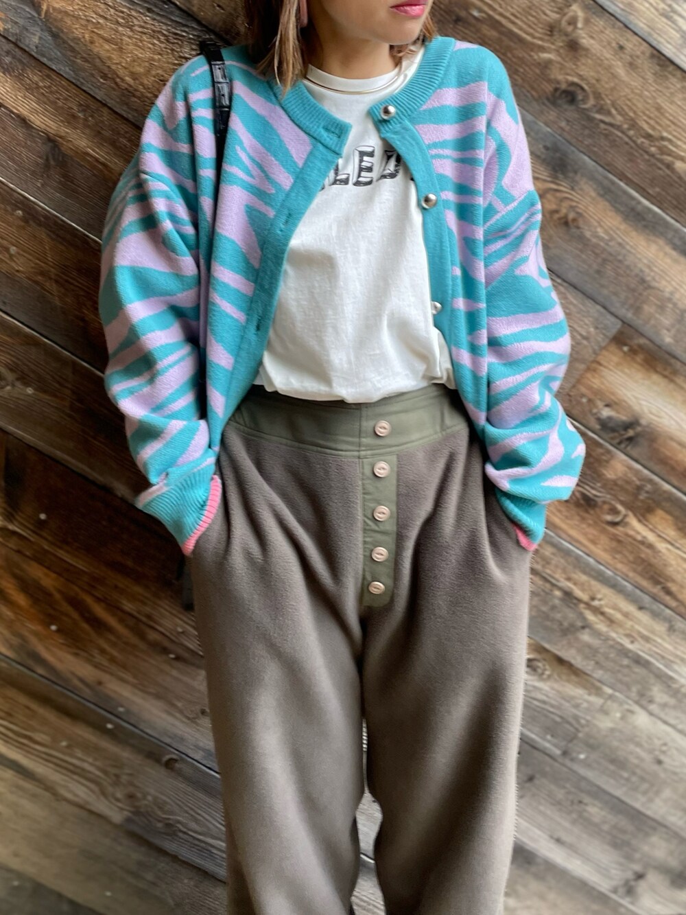 グレー系のその他パンツ、ブルー系のカーディガン/ボレロ、ホワイト系のTシャツ/カットソーを着用したレディースの冬コーディネートの5枚目の写真