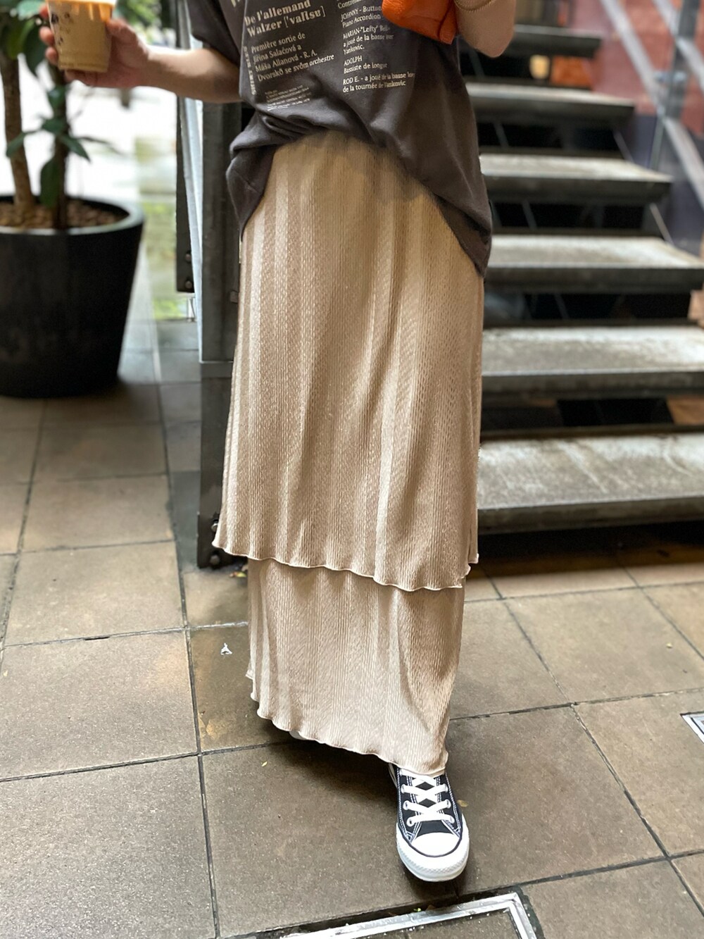 ブラック系のTシャツ/カットソー、ベージュ系のスカートを着用したレディースの夏コーディネートの3枚目の写真