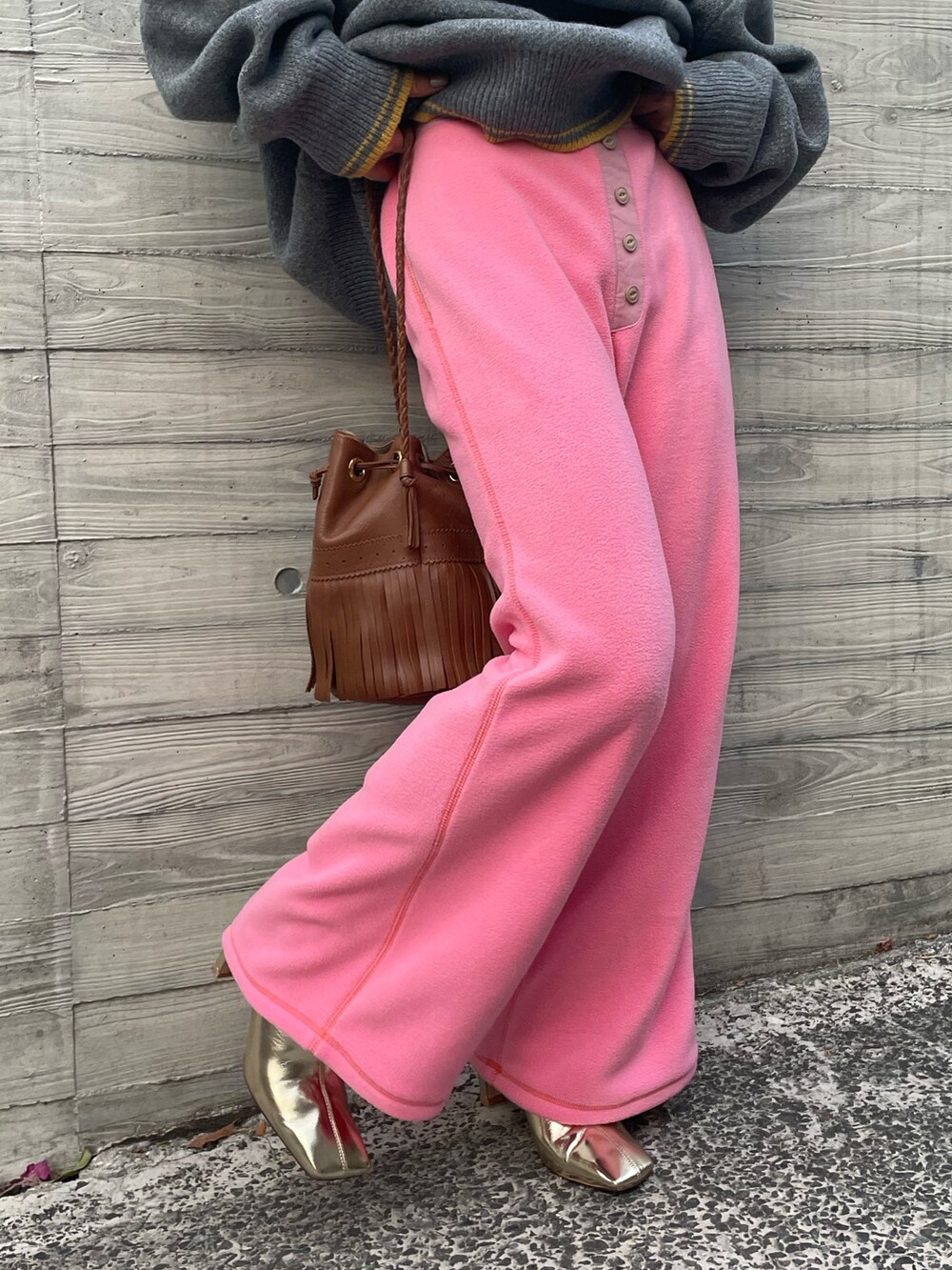 グレー系のニット/セーター、ピンク系のその他パンツを着用したレディースの冬コーディネートの2枚目の写真