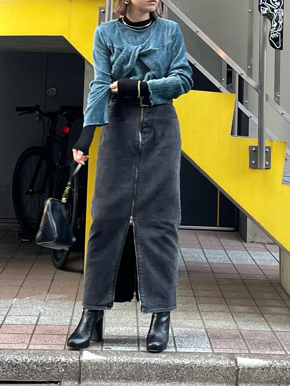 ブルー系のベスト、ブルー系のTシャツ/カットソーを着用したレディースの秋コーディネートの3枚目の写真
