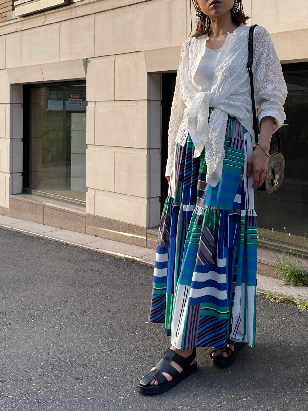 ホワイト系のシャツ/ブラウス、ブルー系のスカート、ホワイト系のタンクトップを着用したレディースの春コーディネートの5枚目の写真