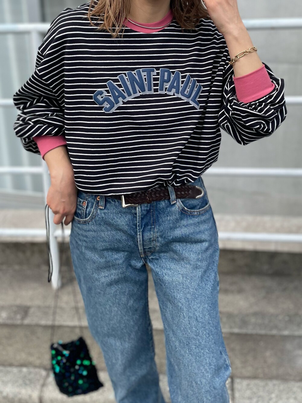 「春コーデ、ピンクコーデ、ボーダー、ボーダートップス、ロンT、ロゴT、大人カジュアル、デニムコーデ、スニーカーコーデ、休日スタイル、カジュアル、mivialoca、mi via loca、ボリューム袖、リンガーTシャツ」｜「mi via locaのボーダー配色ボリュームスリーブ発泡ロゴロンT（Tシャツ/カットソー、ブラック系）」を使った、cocoさん（レディース・154cm）の春コーディネートの3枚目の写真