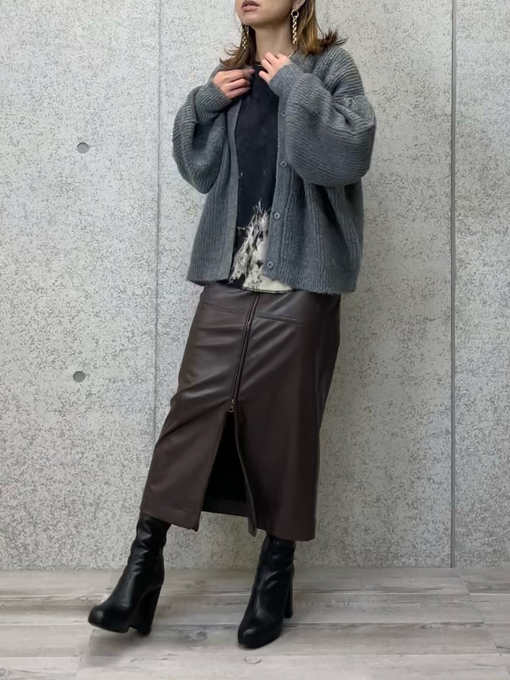 グレー系のカーディガン/ボレロ、ブラック系のTシャツ/カットソー、シルバー系のスカートを着用したレディースの秋コーディネートの3枚目の写真