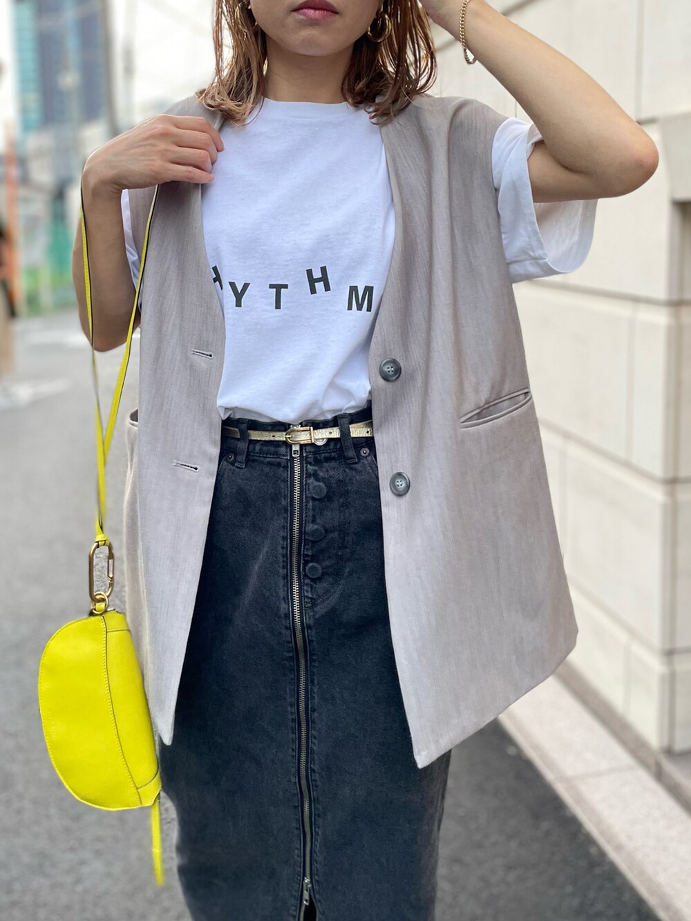 ホワイト系のTシャツ/カットソー、ホワイト系のTシャツ/カットソーを着用したレディースの秋コーディネートの2枚目の写真