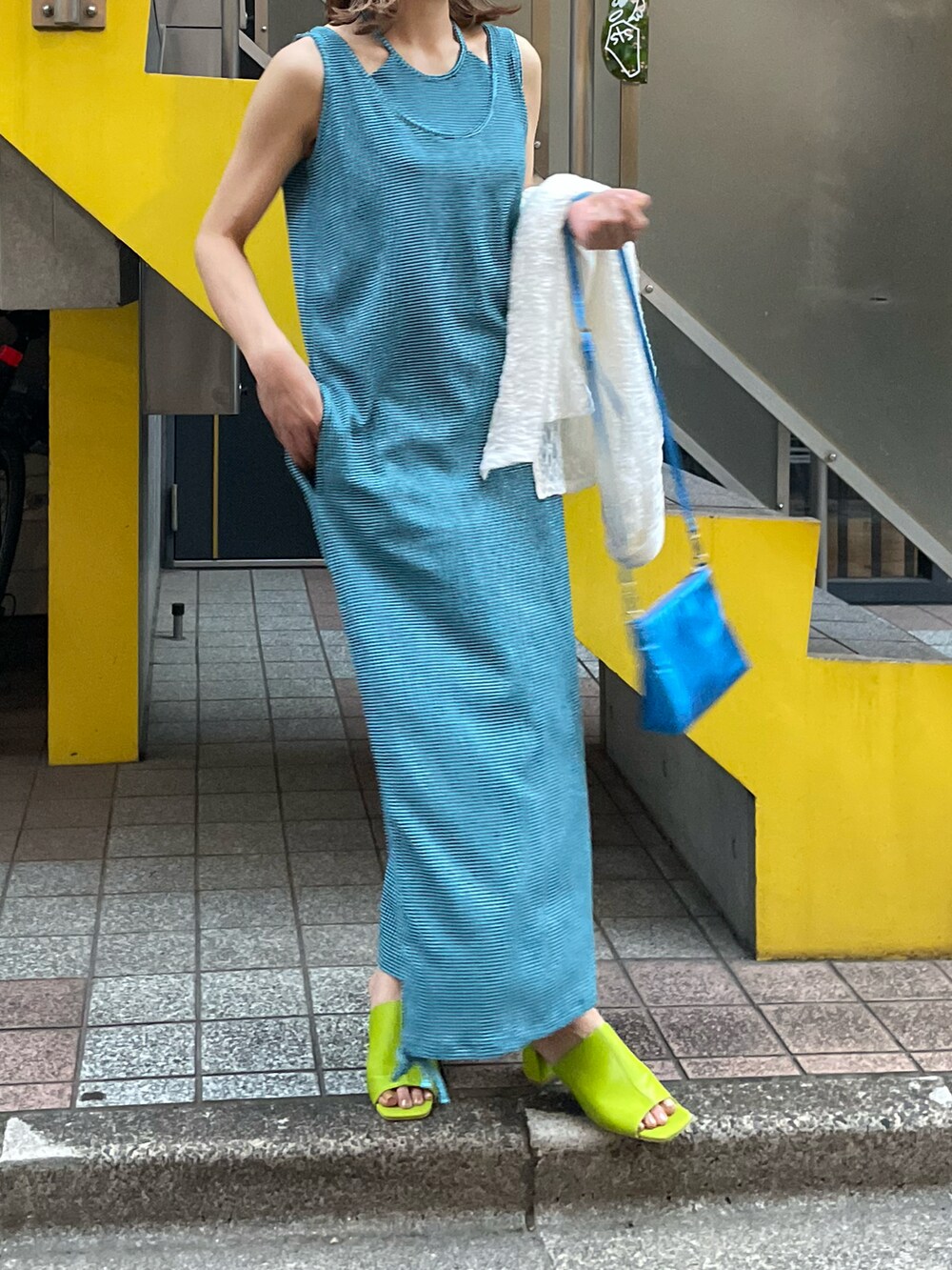 「夏コーデ、ワンピース、レイヤードスタイル、シアーシャツ、シアートップス、休日スタイル、チェック、mi via loca、mivialoca、キャミワンピ、ノースリーブ」｜「mi via locaのチェック柄シャーリング レイヤードネック ノースリワンピース（ワンピース、ブルー系）」を使った、cocoさん（レディース・154cm）の夏コーディネートの5枚目の写真
