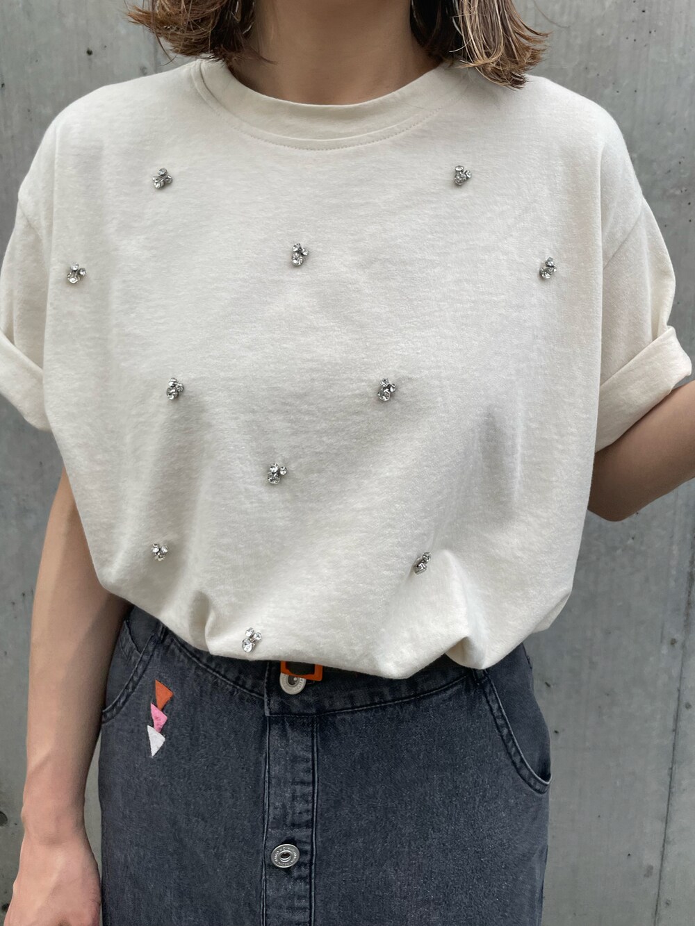 「夏コーデ、カジュアルコーデ、デニム、デニムスカート、ヴィンテージライク、mi via loca、mivialoca、Tシャツ、休日スタイル、キラキラ、ビジュー、低身長、夏だ！Tシャツを着よう！」｜「mi via locaのビジュー付きショート丈Tシャツ（Tシャツ/カットソー、ベージュ系）」を使った、cocoさん（レディース・154cm）の夏コーディネートの2枚目の写真