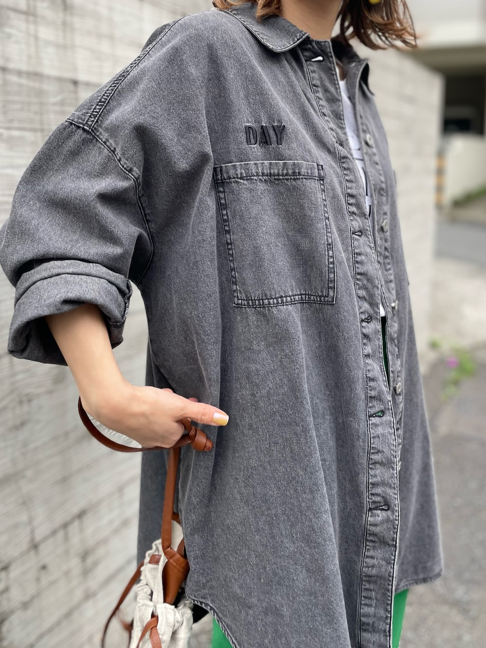 ホワイト系のTシャツ/カットソー、ブラック系のシャツ/ブラウスを着用したレディースの夏コーディネートの3枚目の写真