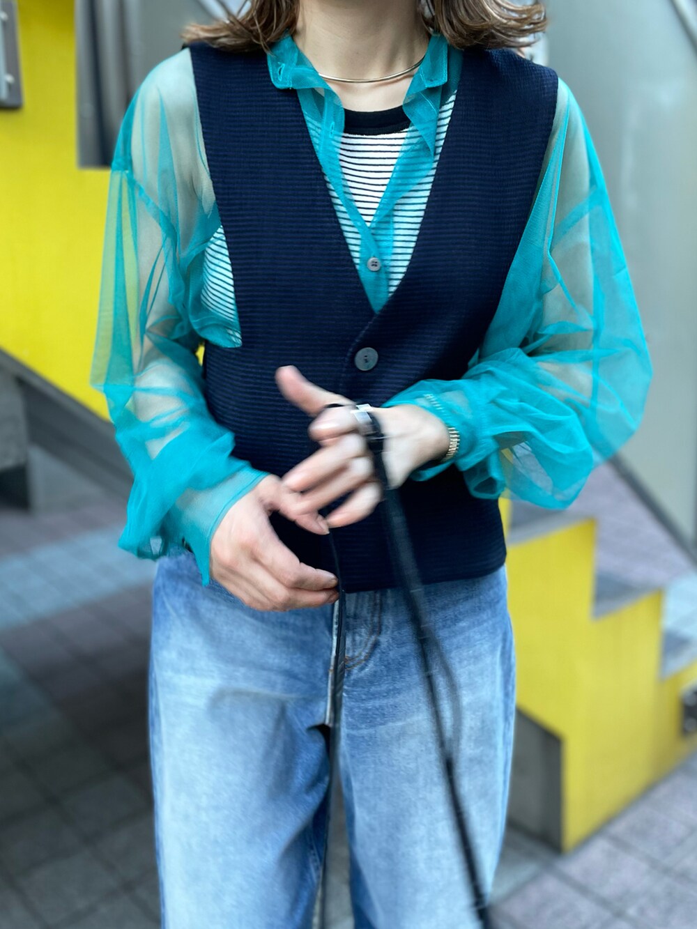 ブルー系のベスト、ブルー系のシャツ/ブラウスを着用したレディースの夏コーディネートの5枚目の写真