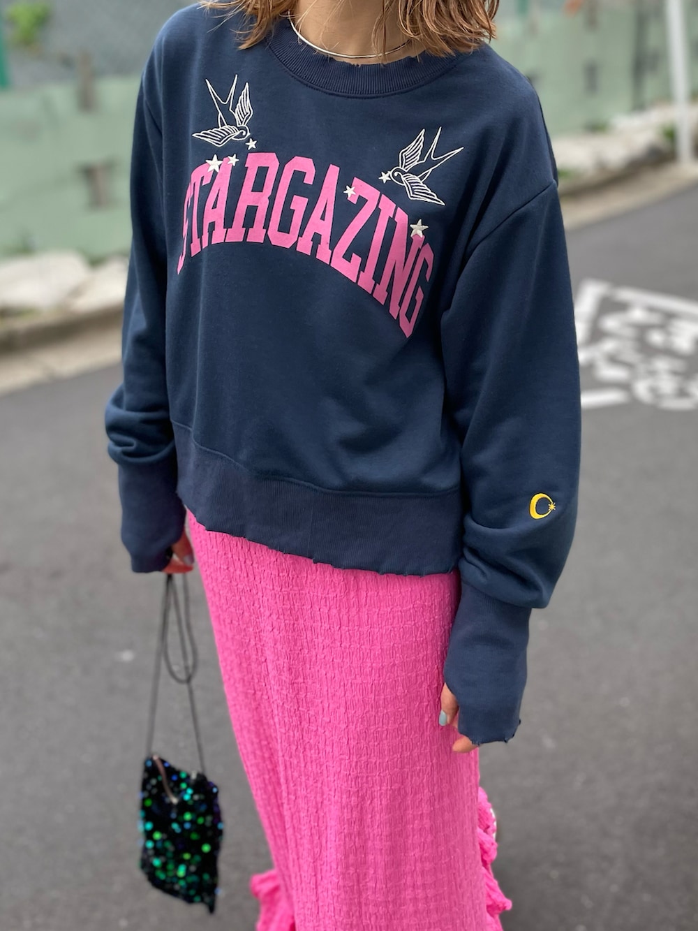 「春コーデ、春色、スウェット、春服みてみて、カジュアルコーデ、カジュアル、休日スタイル、mivialoca、mi via loca、ロゴスウェット、スニーカーコーデ、ピンクコーデ」｜「mi via locaのVintageライク ダメージ加工 刺繍×ロゴプリント裏毛スウェット（スウェット、ブルー系）」を使った、cocoさん（レディース・154cm）の春コーディネートの2枚目の写真