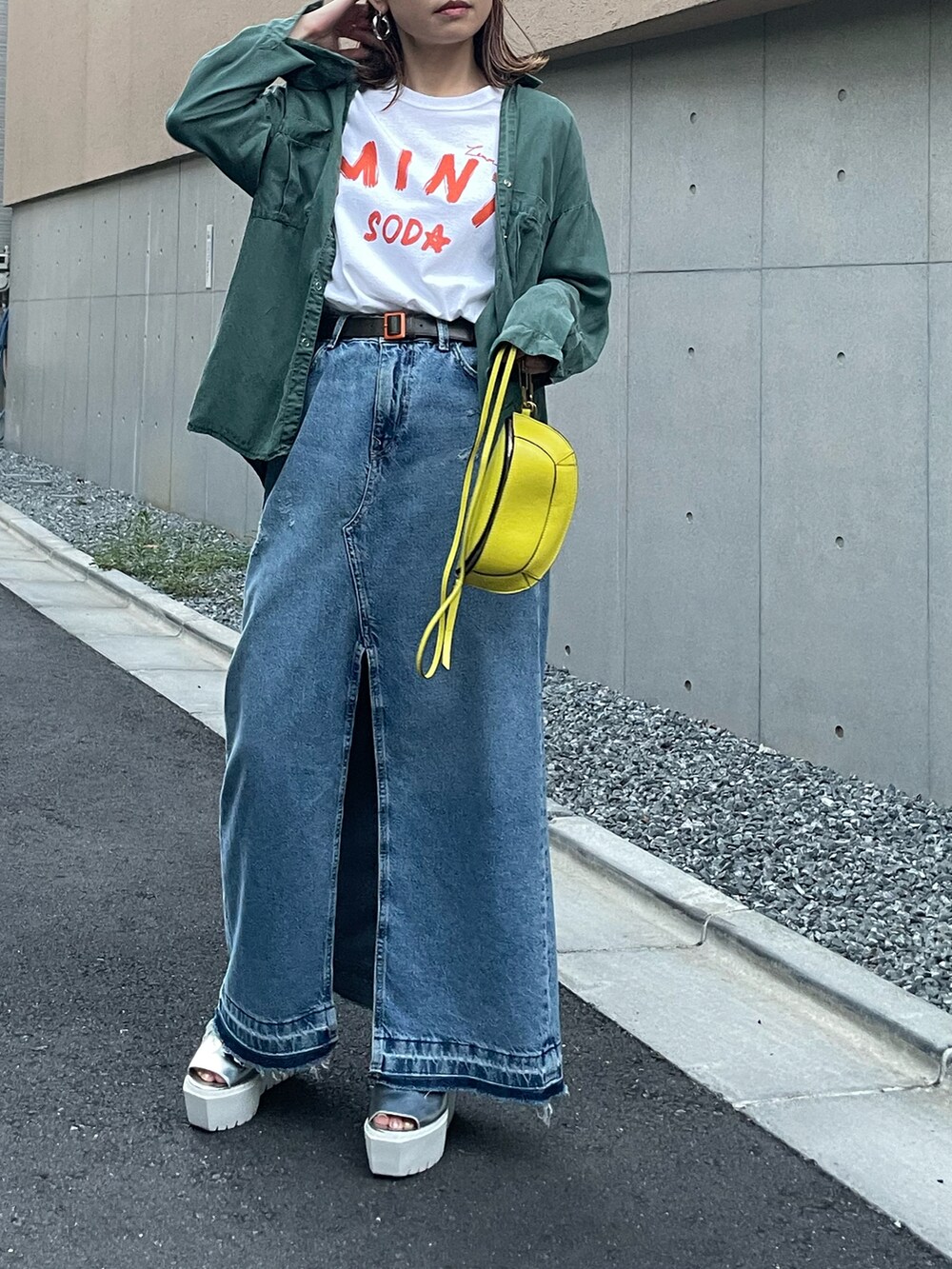 ホワイト系のTシャツ/カットソー、ブルー系のデニムスカートを着用したレディースの夏コーディネートの2枚目の写真