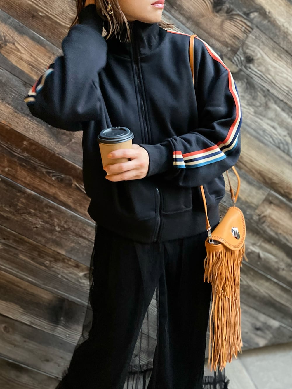 ブラック系のジャージ、ホワイト系のTシャツ/カットソー、ブラック系のワンピースを着用したレディースの秋コーディネートの5枚目の写真