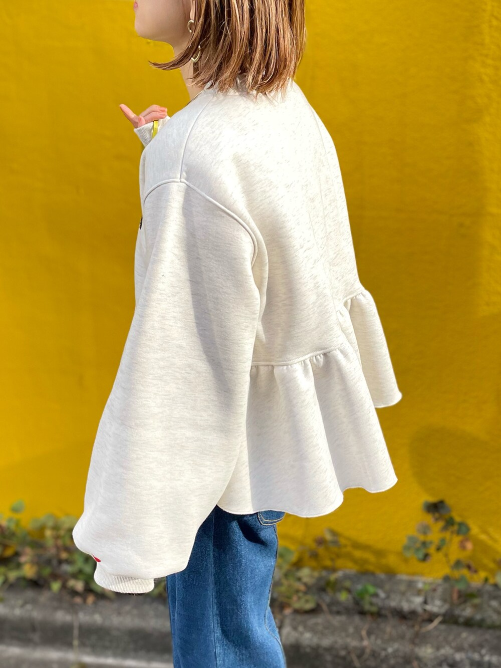 「ファッションを楽しもう、冬服、スウェット、ロゴスウェット、カジュアル、休日スタイル、ぺプラムトップス、ぺプラム、デニムコーデ、mi via loca、韓国ファッション、mivialoca、秋冬コーデ、冬コーデ、マイベストコーデ2023」｜「mi via locaのサガラ刺繍ロゴ ボリュームスリーブ ペプラムトップス（スウェット、ベージュ系）」を使った、cocoさん（レディース・154cm）の秋コーディネートの4枚目の写真