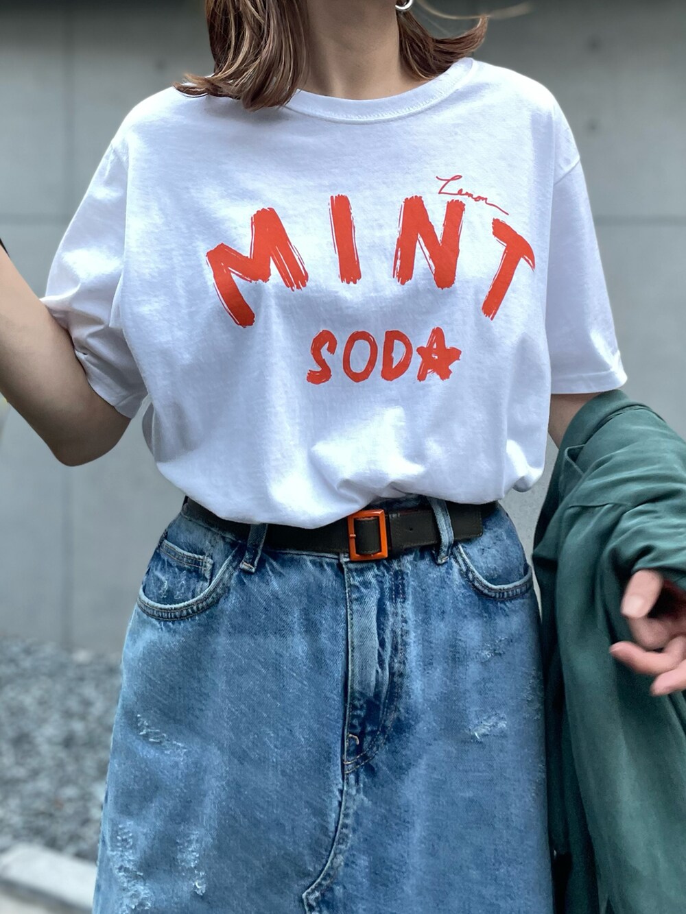 ホワイト系のTシャツ/カットソー、ブルー系のデニムスカートを着用したレディースの夏コーディネートの4枚目の写真