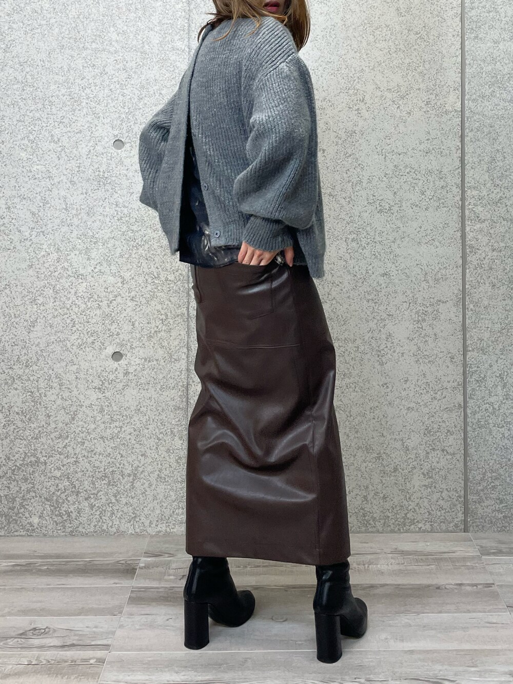 グレー系のカーディガン/ボレロ、ブラック系のTシャツ/カットソー、シルバー系のスカートを着用したレディースの秋コーディネートの4枚目の写真