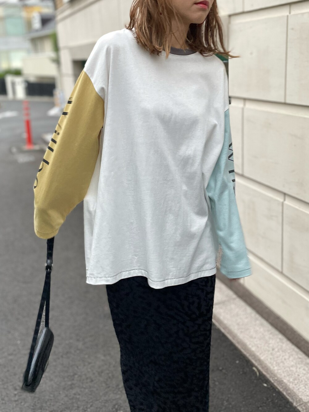 「秋コーデ、ロンT、カジュアル、マーメイドスカート、ベロア、ベロアスカート、ひょう柄、mi via loca、mivialoca、休日スタイル、スニーカーコーデ、ビッグシルエット」｜「mi via locaの袖配色ロゴプリントロングスリーブTシャツ（Tシャツ/カットソー、ホワイト系）」を使った、cocoさん（レディース・154cm）の秋コーディネートの2枚目の写真