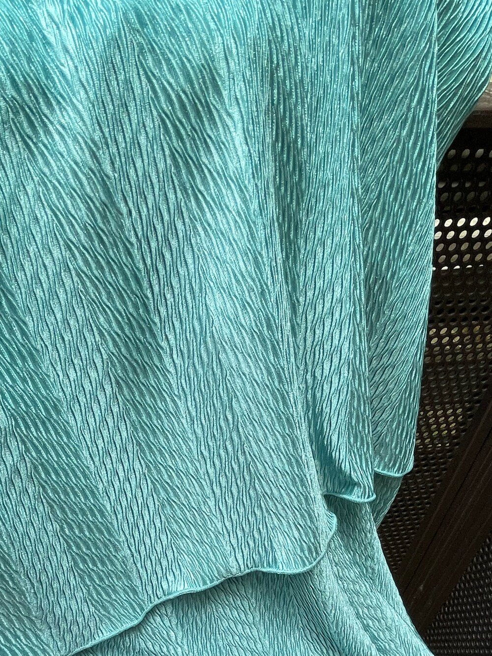 ブルー系のスカート、ホワイト系のTシャツ/カットソー、ブルー系のスニーカーを着用したレディースの夏コーディネートの5枚目の写真